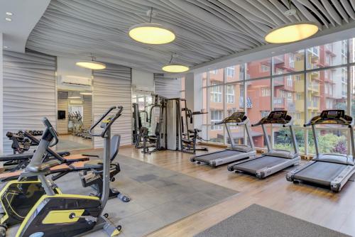 a gym with several treadmills and cardio machines at Luxe 2BHK 10min from GOI airport with Pool access in Dabolim