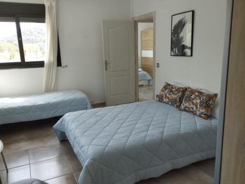1 Schlafzimmer mit 2 Betten und einem Fenster in der Unterkunft Villa Franz House in Canyelles