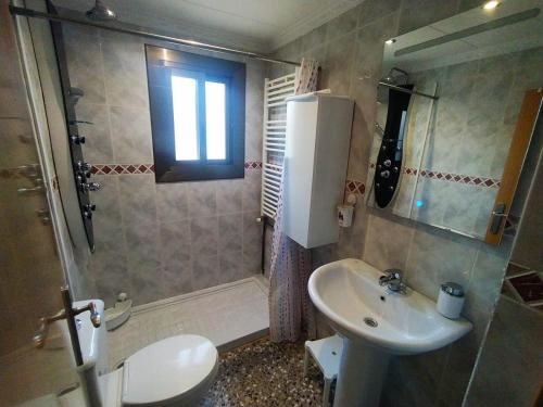 ein Bad mit einer Dusche, einem Waschbecken und einem WC in der Unterkunft Villa Franz House in Canyelles