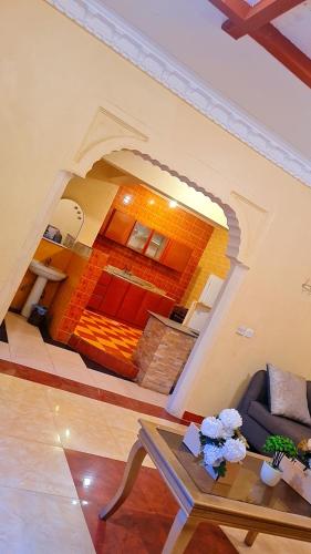 een woonkamer met een bank en een tafel bij شاليهات الدرب ليله دورين in Qarār