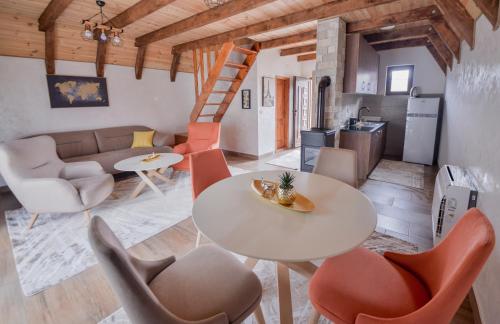 - un salon avec une table et des chaises dans l'établissement Lux Villas Zabljak, à Žabljak
