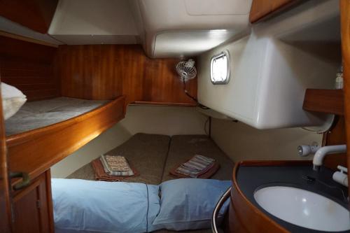a small room with a bed and a sink at Gloria Sailing in Porticello