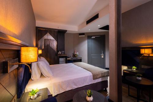 Letto o letti in una camera di WestDoor Hotel