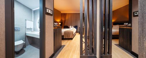 Letto o letti in una camera di WestDoor Hotel