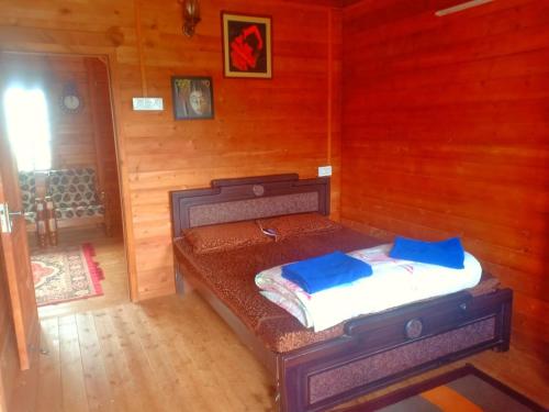 Postel nebo postele na pokoji v ubytování Joy Eco Woodhouse - 3 Bhk House