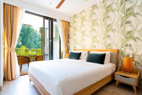 - une chambre avec un lit et une grande fenêtre dans l'établissement Cassia Residences 2 Bedroom with terrace Sea View by NLA, à Bang Tao Beach