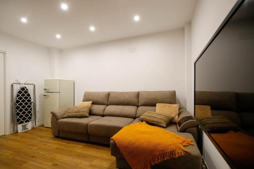 a living room with a couch in a room at La casa del patio in La Arboleda