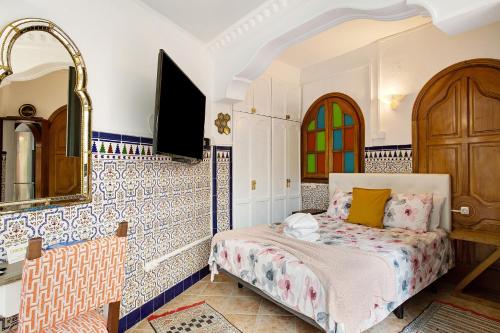 a bedroom with a bed and a mirror at Duplex Carmelo y Carmela in Teror