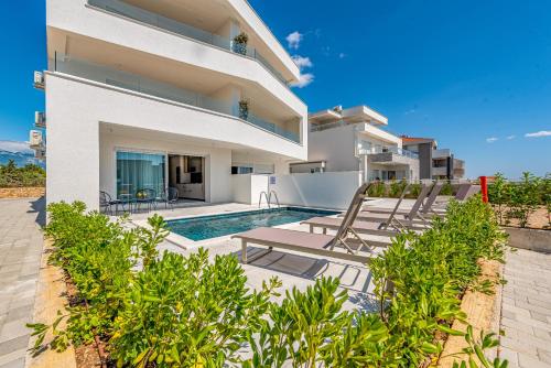 une image d'une villa avec une piscine dans l'établissement Apartments Twins with private pool, à Novalja