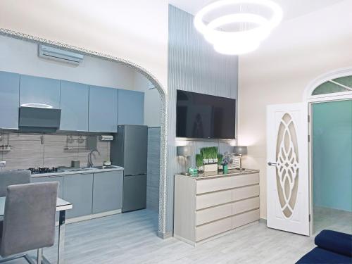 uma cozinha com armários azuis e uma porta branca em Luxury Centre Located Apartment em Kiev