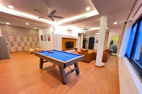Una sala de estar con una mesa de billar. en The Lodge Pattaya, en Pattaya South