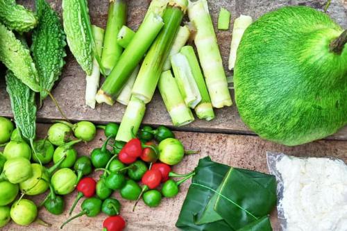 een bos groenten en fruit op een tafel bij KatuS premium cottages in Gangtok