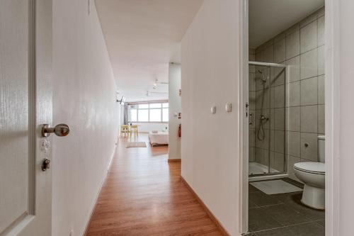 un corridoio che conduce a un bagno con servizi igienici di Travel & Live Aliados Apartment a Porto
