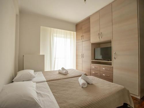 a bedroom with a bed with two towels on it at Villa Portitsa in Karditsa