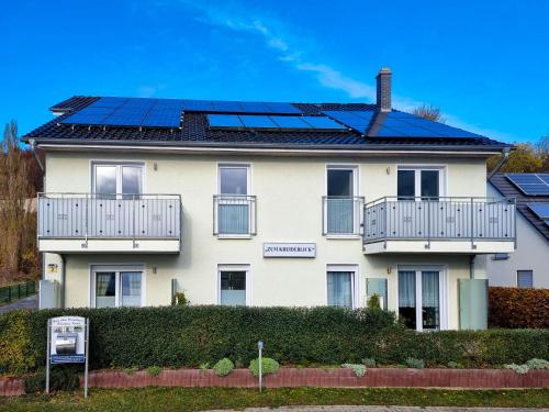 een huis met zonnepanelen op het dak bij Ferienhaus "Zum Kreideblick" in Sassnitz