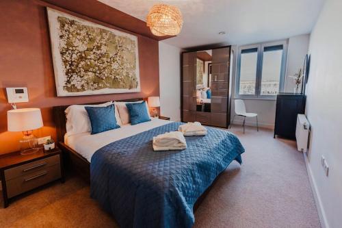 1 dormitorio con 1 cama grande con manta azul en Marina with a view / 2 bd flat en Brighton & Hove