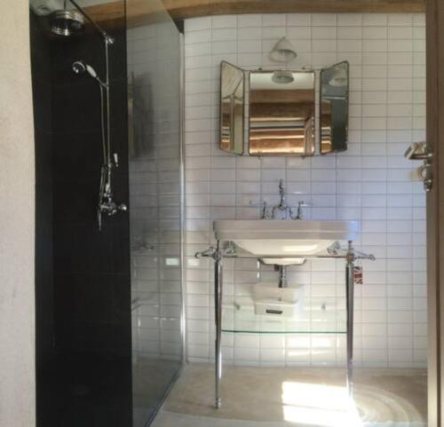 une salle de bain avec un lavabo et un miroir dans l'établissement Ty Goas, à Kerlouan