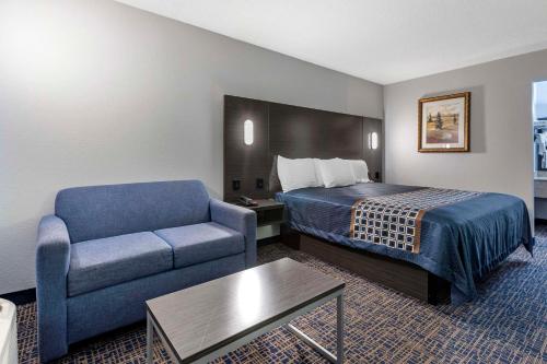 Habitación de hotel con cama y sofá en Rodeway Inn en Union