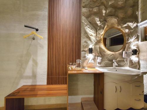 ein Bad mit einem Waschbecken und einem Spiegel in der Unterkunft New Golden Clouds - Non Smoking Homestay in Garut
