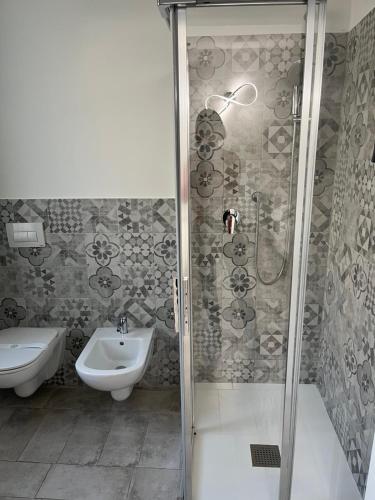 奧里奧阿塞里奧的住宿－Seriana，带淋浴和盥洗盆的浴室
