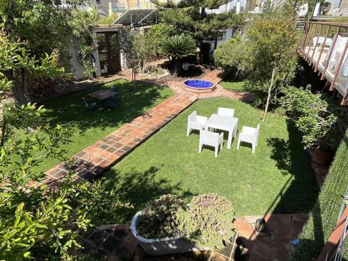 una vista aérea de un jardín con mesa y sillas en El Secanet en Algimia de Alfara