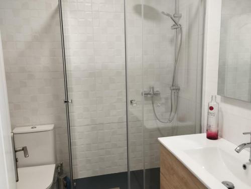 a bathroom with a shower and a toilet and a sink at Villa Franz House Casa de Invitados in Canyelles
