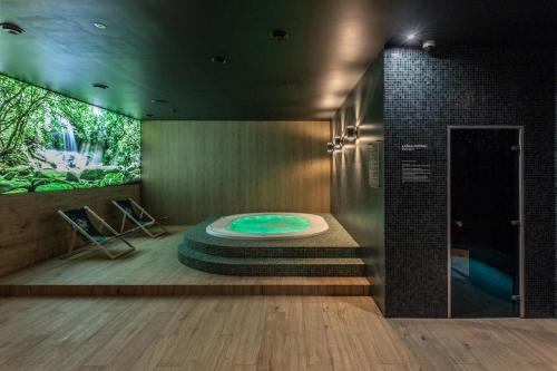 uma casa de banho com banheira de hidromassagem num quarto em Hotel Fox em Wolbórz