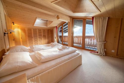 Postel nebo postele na pokoji v ubytování Finest Lakeside Villa Zell am See incl SUMMER CARD by All in One Apartments