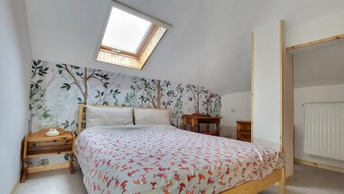 una camera da letto con un letto e carta da parati floreale di Villino Fonte Fracassi a Pescasseroli