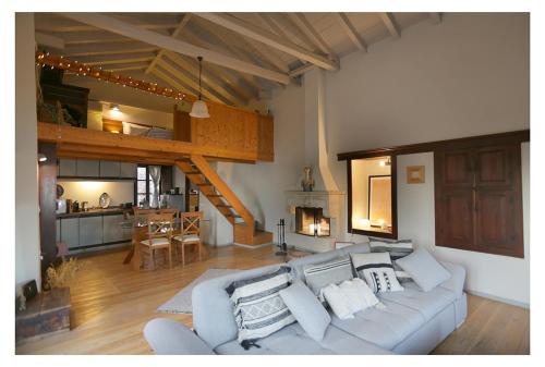 uma sala de estar com um sofá e uma cozinha em Daphne superior castle suite em Monemvasia