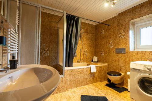 un bagno con vasca, WC e lavandino di MIRA StudioApartments NEU a Castrop-Rauxel