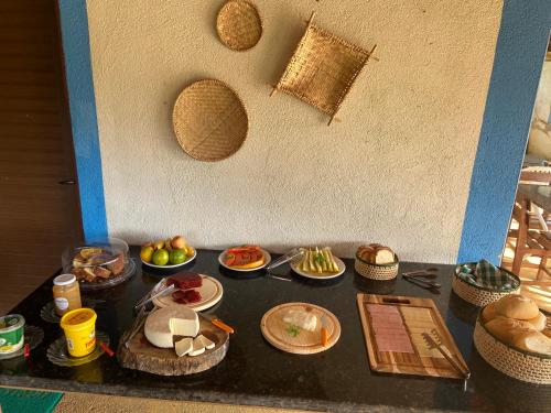 una mesa con un montón de comida. en Pousada Nikimba, en São Roque de Minas