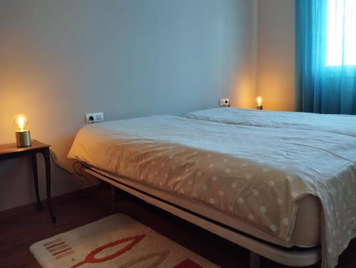 1 cama en un dormitorio con 2 velas en una mesa en Private Room romantic area en Sitges