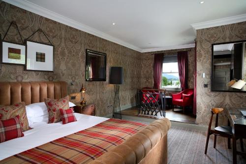 Postel nebo postele na pokoji v ubytování Cameron House on Loch Lomond