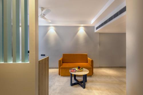 Posezení v ubytování Ramada by Wyndham Goa Arpora