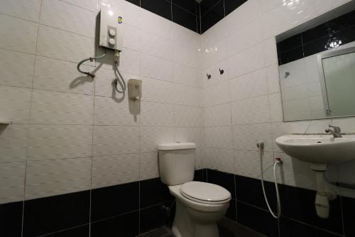 uma casa de banho com um WC e um lavatório em Furich Hotel Enterprise em Mentekab