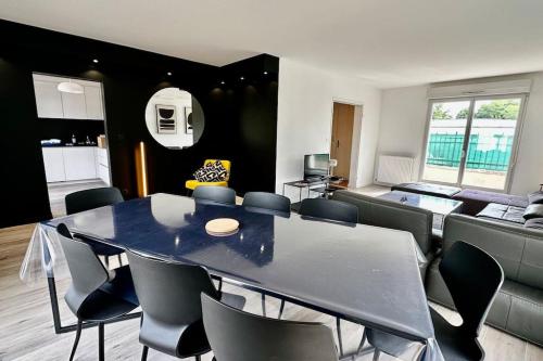 a living room with a dining room table and chairs at Maison Style & Espace à Angers in Angers