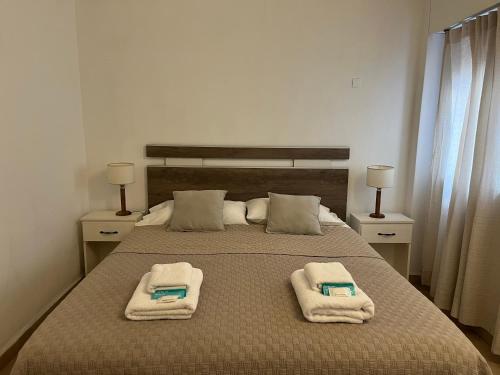 1 dormitorio con 1 cama con toallas en Cómodo PH con patio propio en Buenos Aires