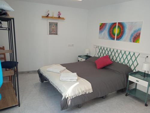 Un dormitorio con una cama con almohadas rojas. en Casa Cris Cazorla Oldtown II en Cazorla