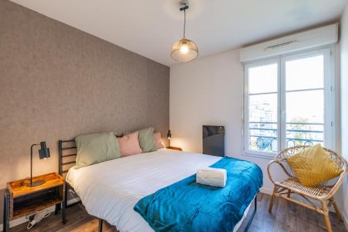 een slaapkamer met een bed, een stoel en een raam bij Luxe Flat for 7 - Fairytale Factory in Bussy-Saint-Georges