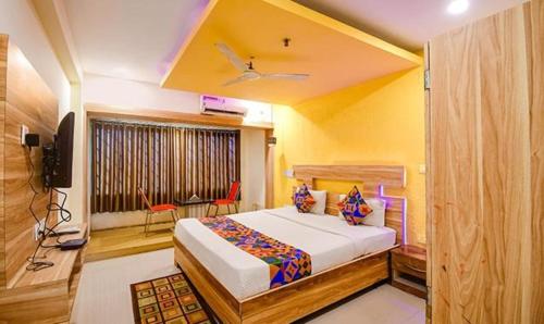 sypialnia z łóżkiem i telewizorem w obiekcie FabHotel Sai Jagannath Residency w mieście Khandagiri