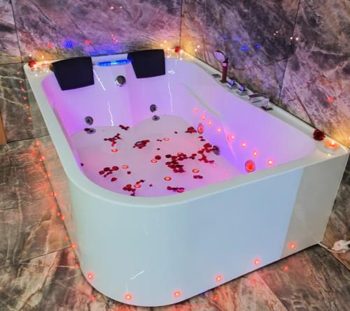 a bath tub filled with blood in a room at Karczma u Jana in Kuczów