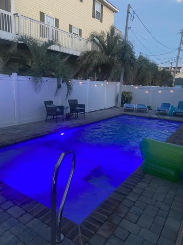 una piscina con iluminación azul en un patio trasero en Beach Breeze 3, pet friendly, walking distance to Atlantic Ocean free parking, en Myrtle Beach