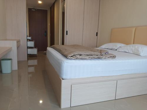 a bedroom with a large white bed in a room at MESA Thamrin City Apartments at Nagoya with Netflix & Pick Up Service in Nagoya