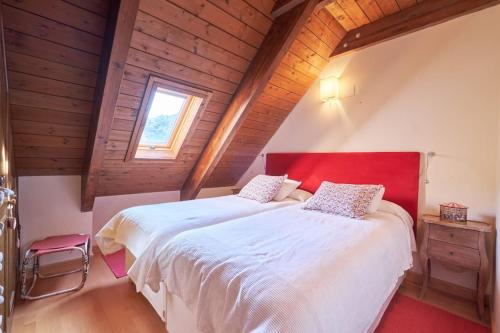 Schlafzimmer im Dachgeschoss mit 2 Betten und einem Fenster in der Unterkunft Ático Dúplex Garaje y Wifi Gratis Panticosa in Panticosa