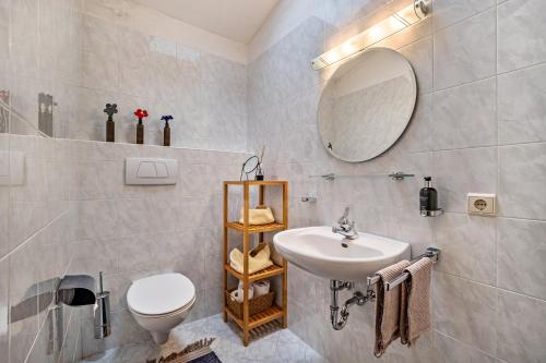 uma casa de banho com um lavatório, um WC e um espelho. em Mountain Lodge Antholz em San Giuseppe in Anterselva