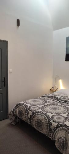 Un ou plusieurs lits dans un hébergement de l'établissement Mauguio Center Hôtel