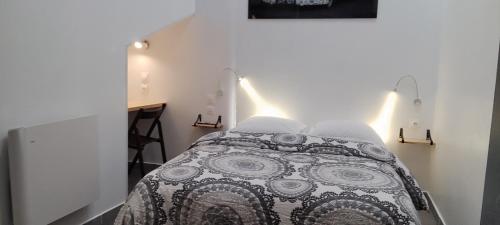 Un ou plusieurs lits dans un hébergement de l'établissement Mauguio Center Hôtel