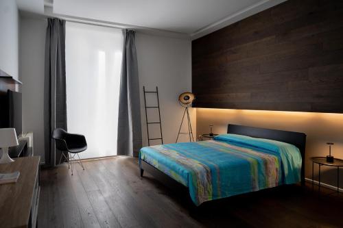 een slaapkamer met een bed en een groot raam bij Corso 66 Luxury Apartment in Salerno