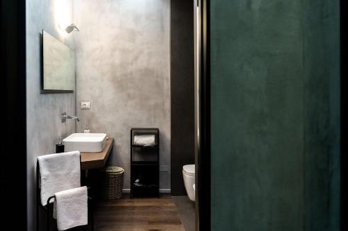 een badkamer met een wit toilet en een wastafel bij Corso 66 Luxury Apartment in Salerno